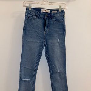 Hollister Medium-Wash High-Rise Ripped Jeans (1R)